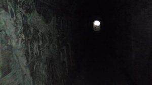 С крайней точки пещерного Храма в Меловой горе в Воронежской области пробираемся к выходу