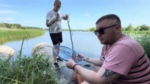 Виталик Зелёный Ловим рыбу на кастинговую сеть