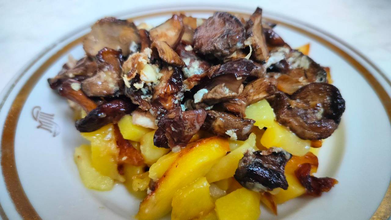 Жареные грибы с яйцом и луком.