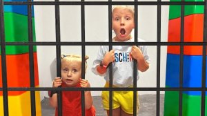 Алиса и Ева хочет играть и выбирает профессию! Видео для детей.