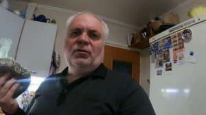 Попугай Неразлучник ест семечки одни!
