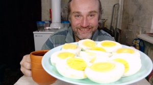 на ужин варёные куриные яйца. берегите себя. мукбанг. обжор. еда на камеру. диета. шизофрения.