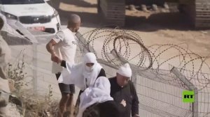 الدروز يعبرون من خلال ثقب سياجا فاصلا في مرتفعات الجولان إلى سوريا