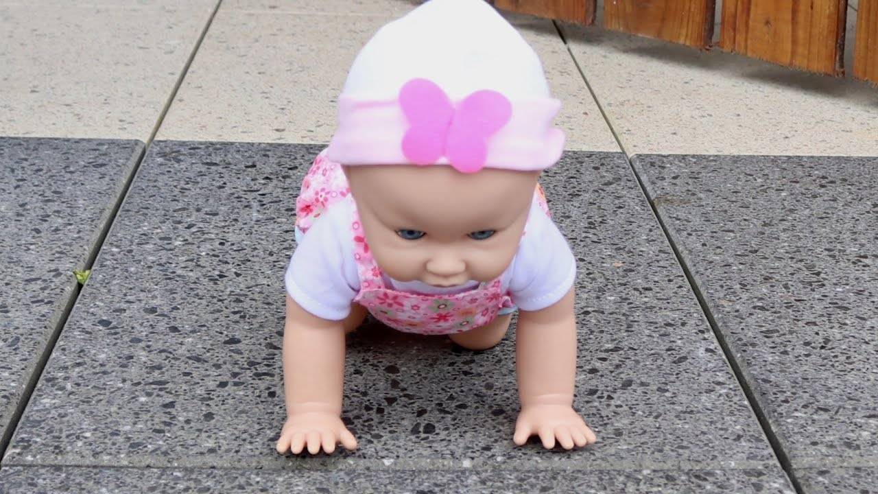 БЕБИ БОН СМЕЕТСЯ, ПОЛЗАЕТ И ОДЕВАЕТСЯ! Кукла пошла гулять смотреть онлайн