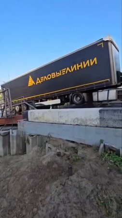 Водитель пробил бак.