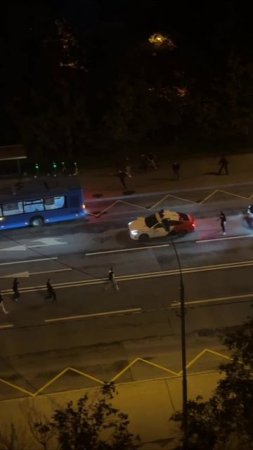 Десятки человек устроили массовую драку в московском районе Ясенево. Были слышны звуки взрывов от фе