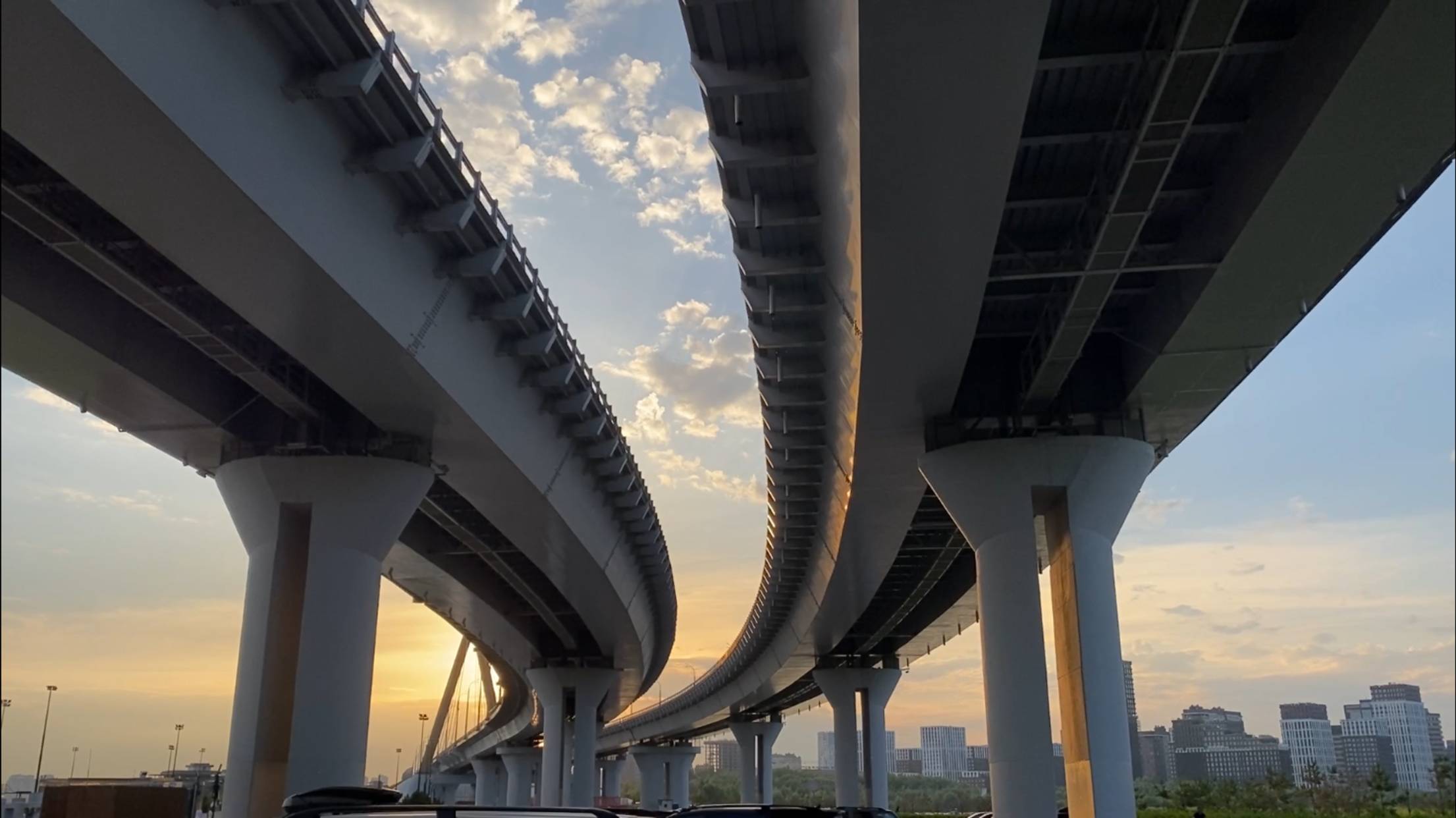 Казань, вечер пятницы. Центр города - парк Горького, Дворец земледельцев и Кремлевская набережная. смотреть онлайн