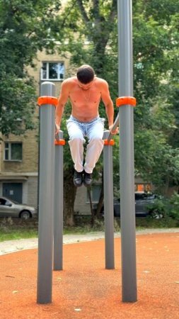 Отжимания на брусьях