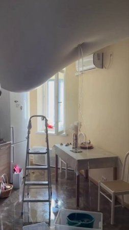 💦От ливня в квартире на Нагатинской набережной спасает только потолок💦