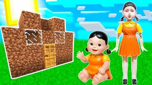 У КУКЛЫ ИЗ ИГРЫ КАЛЬМАРА РОДИЛСЯ РЕБЕНОК И Я ПОСТРОИМ ИМ ДОМ В МАЙНКРАФТ