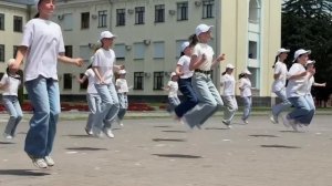 На главной площади Черкесска развернули 60-метровый триколор