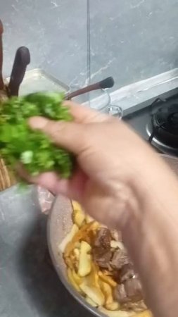 Свежий жареная картошка с мясом,и вишневый компот