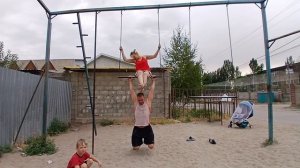 Я отдыхаю в Бишкеке.Играем на детской площадке.Чем я занимаюсь там,жизнь в Кыргызстане