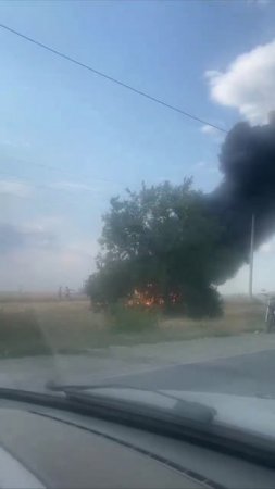 В Аксайском районе в поселке Реконструктор во время уборки на поле вспыхнул комбайн. 🔥