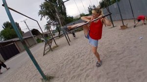 Я отдыхаю в Бишкеке.Играем на детской площадке.Чем я занимаюсь там,жизнь в Кыргызстане