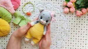 Котенок крючком. Играем в переодевашки.