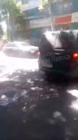 🇺🇦В Одессе женщина пыталась освободить добычу из микроавтобуса, но тцкшники ее «прокатили»…🔽🔽🔽