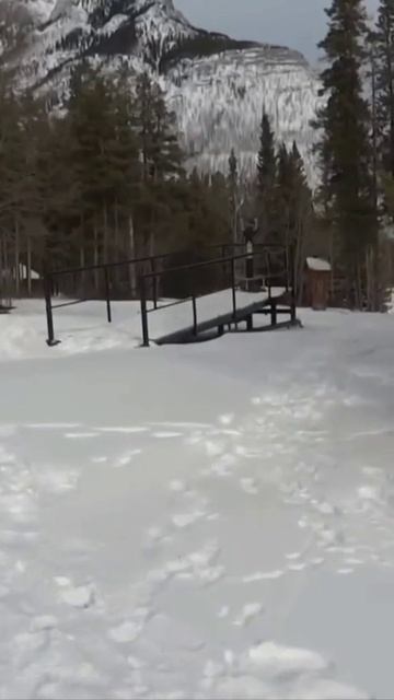 Сегодня утром небо над Канадскими горами издавала жуткие, трубные звуки.