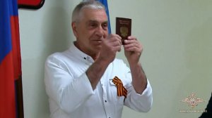 Полицейские вручили российский паспорт итальянцу Ренато Магрису