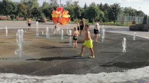 Дети спасаются от жары