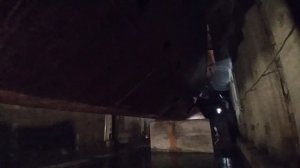 Идём по дну сухого дока в совсекретном военном объекте для ремонта подводных лодок