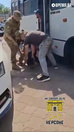 Четверо на одного- кадры «бусификации» очередного «добровольца» на фронт в Одессе.