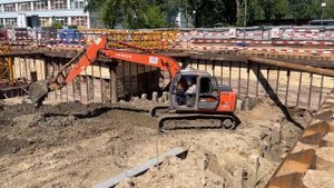 Экскаватор Hitachi ZX120 на строительном участке.