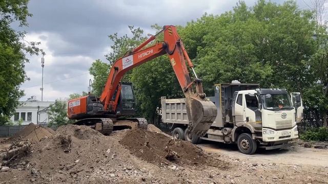 Экскаватор Hitachi ZX180LC5G. Строительные работы в центре Москвы около московского зоопарка.