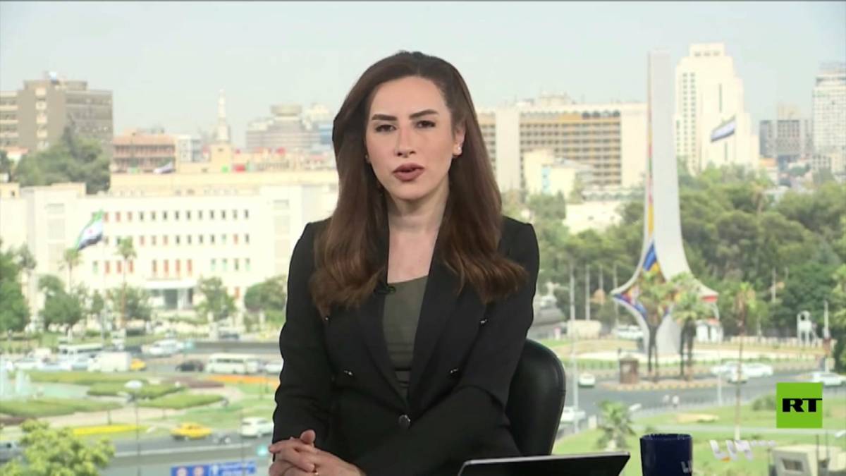 مذيعة سورية تقفز من مكانها لحظة قصف مبنى قيادة الأركان المقابل لمبنى التلفزيون
