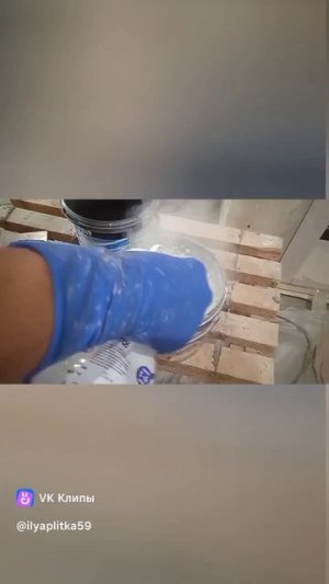 замешиваем цементную  затирку