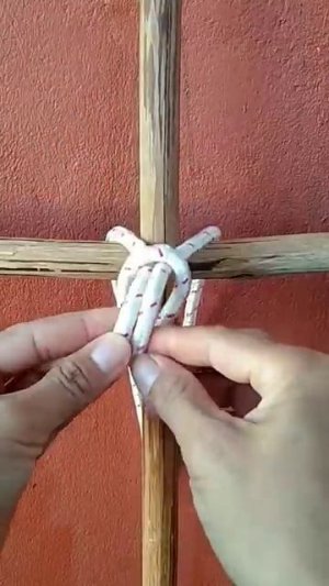 УЗЕЛ ДЛЯ СВЯЗЫВАНИЯ НАКРЕСТ ДВУХ КОЛЫШКОВ