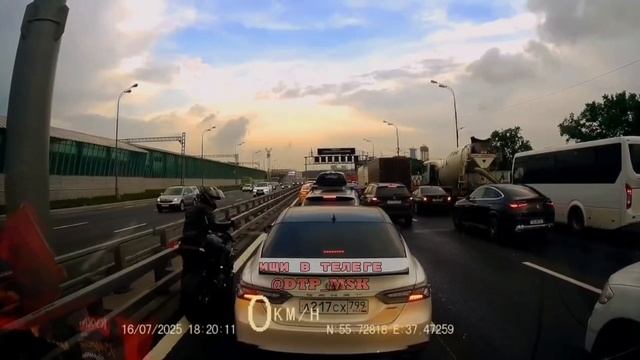И снова история о водителях с ветром в голове. Не пропускает скорую