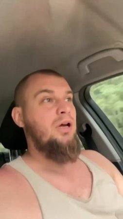 Украинец показал колючую проволоку на западных границах Украины.
