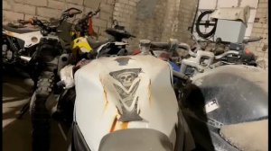 Ребенок на квадроцикле и на красный