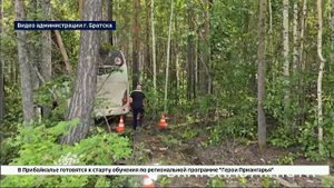 Пассажирский автобус маршрута № 55А врезался в УАЗ Патриот и вылетел с проезжей части