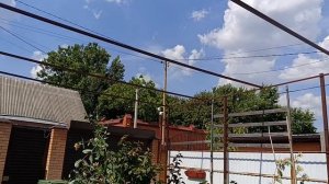 Каркас уже закончили, осталось только сетку натянуть.