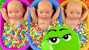 4-Минутное увлекательное видео, Смешиваем Funny Candy ASMR  в 3 ванночках с волшебными шариками M&M