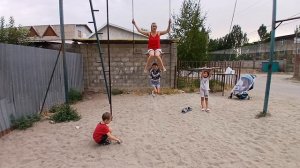 Я отдыхаю в Бишкеке.Играем на детской площадке.Чем я занимаюсь там,жизнь в Кыргызстане