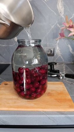 Закаточная машинка автоматическая и вишнёвый компот