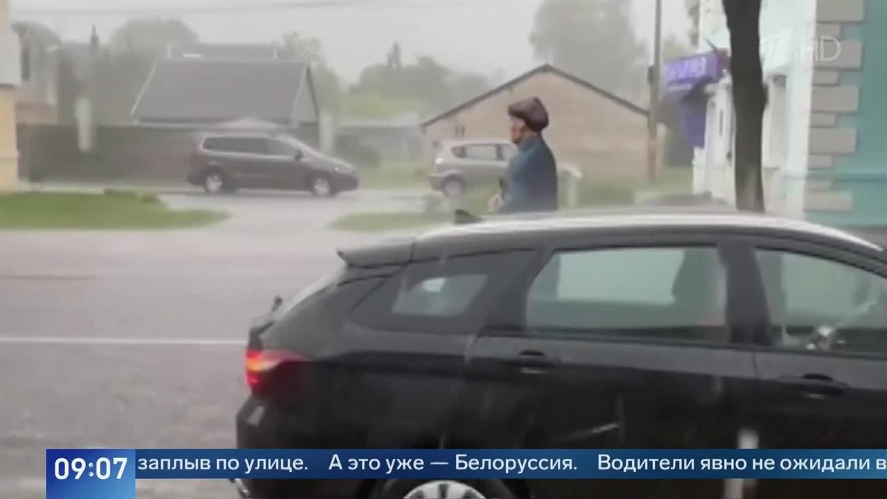 На маленьком плоту: скульптура железнодорожника в Белоруссии уплыла из-за ливня