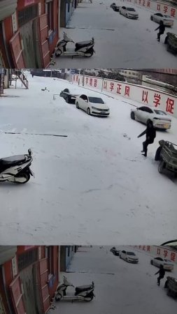 Мотоцикл сбросил водителя.