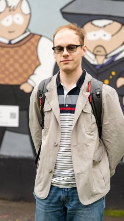Когда история говорит с нами через графику — и делает это с юмором.