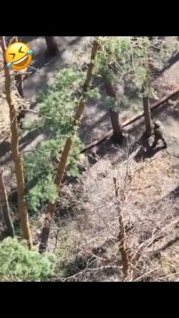 🇷🇺По нашему бойцу ударил FPV дрон, но не сдетонировал. 
🪖😎После этого солдат взял дрон…🔽🔽🔽