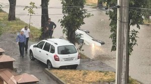 Сильнейшие ливни с градом обрушились на Нальчик. Под водой оказались улицы и машины
