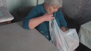 Почти пустой пакет с продуктами у пенсионерки Работаем в огороде ПОВСЕДНЕВНАЯ ЖИЗНЬ СЕМЬИ ИЗ ДЕРЕВНИ