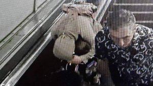 Ребенку зажало руку на эскалаторе в петербургском метро
