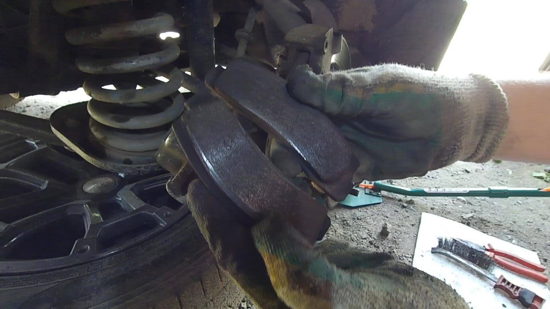 Замена передних тормозных колодок Нива Тревел