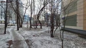 Деп.ЖКХ проявил заботу и положил тротуар на газоне---основной тротуар зимой занят привозным снегом