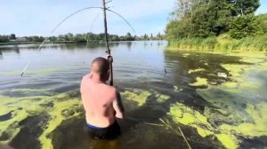 Виталик Зелёный Ловлю рыбу руками. Разбили голову о паука