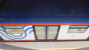 Отправка поезда метро. Вид сверху